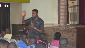 Olumide Idowu teaching on the #teachrecyclingearly campaign