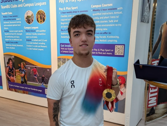 A Paralympian and his gold medal.